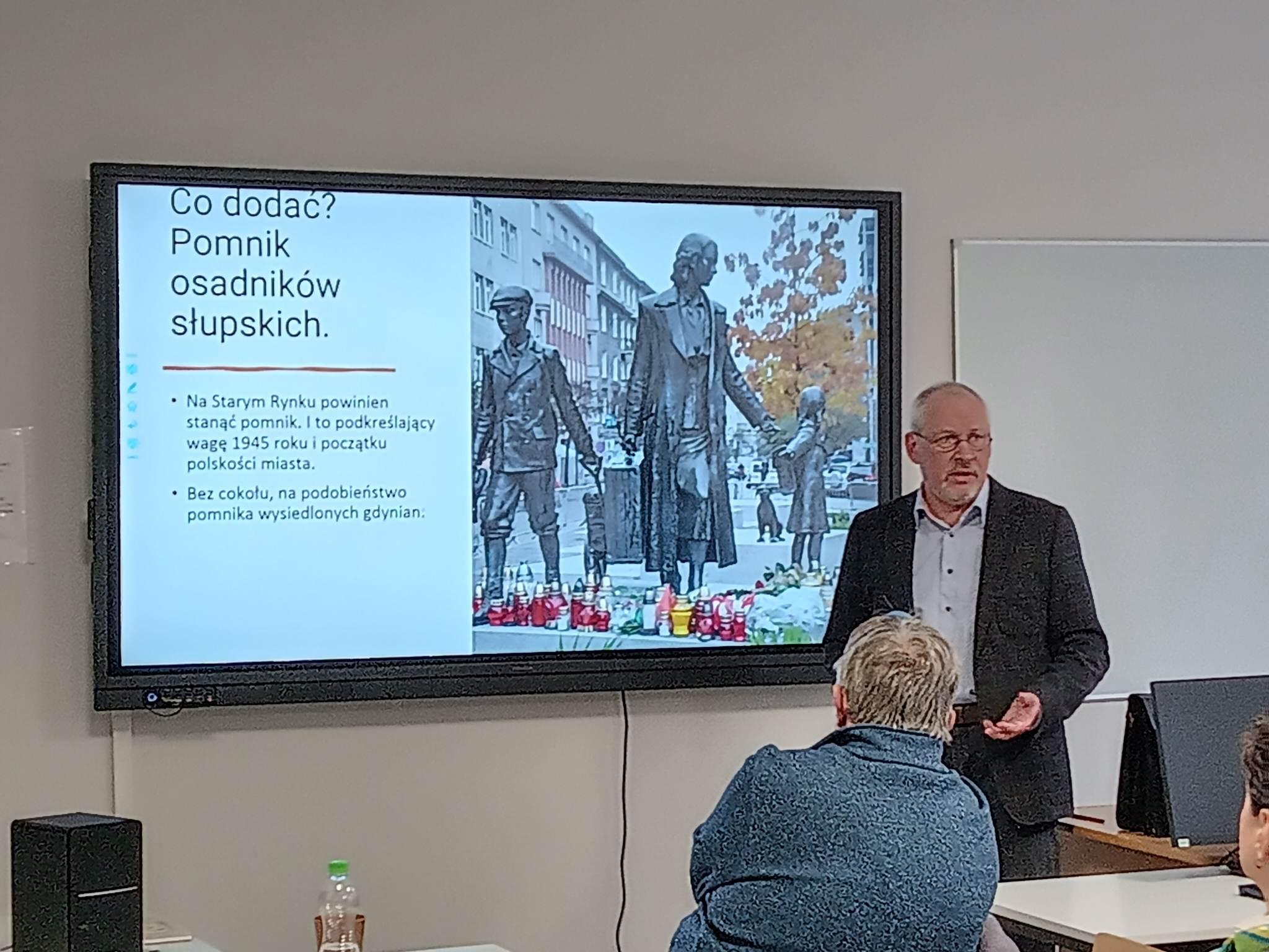 Fotorelacja z debaty z Profesorem Wojciechem Skórą